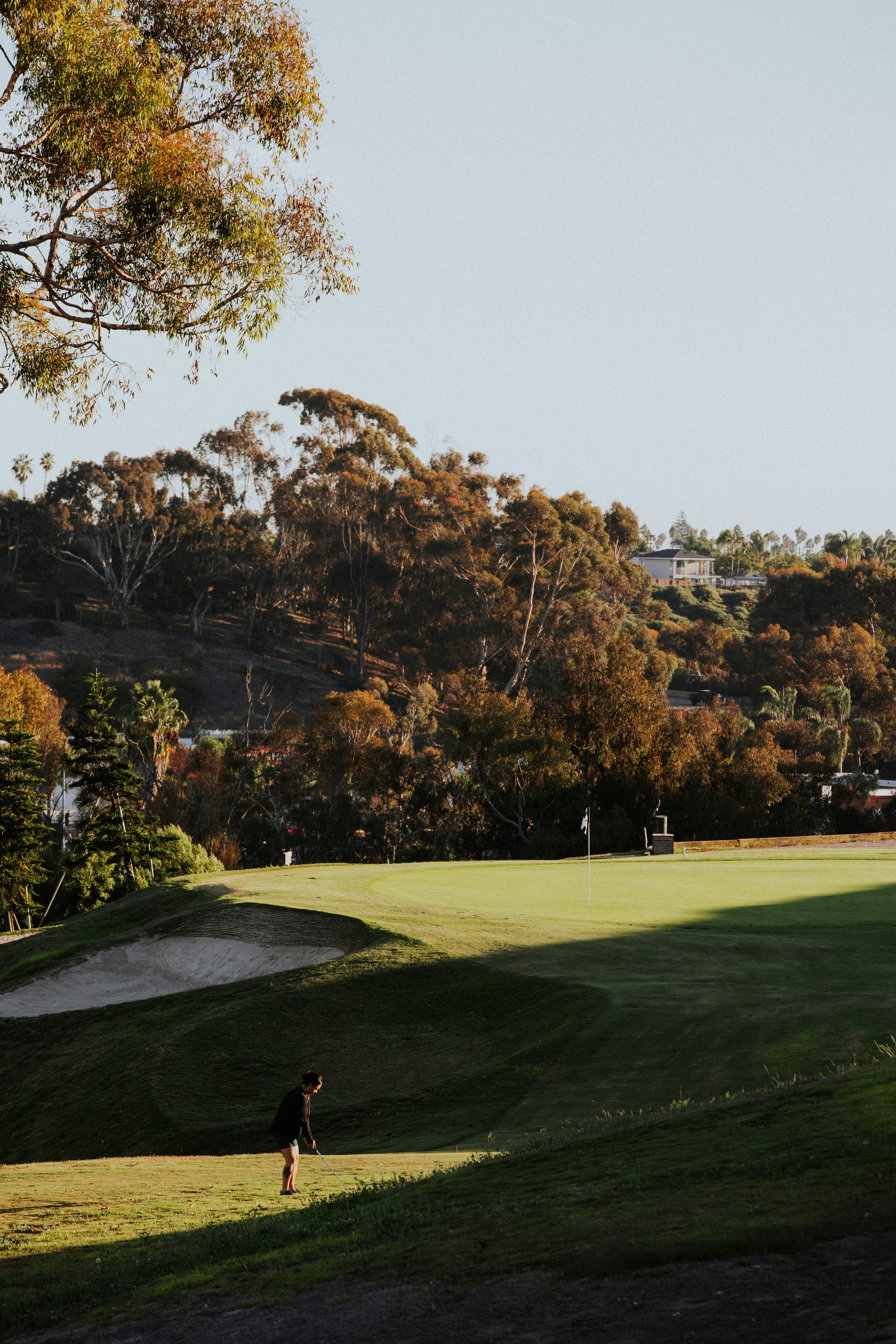 Golfer wählt sein Ziel auf dem Fairway – Golf Strategie und Course Management für bessere Scores