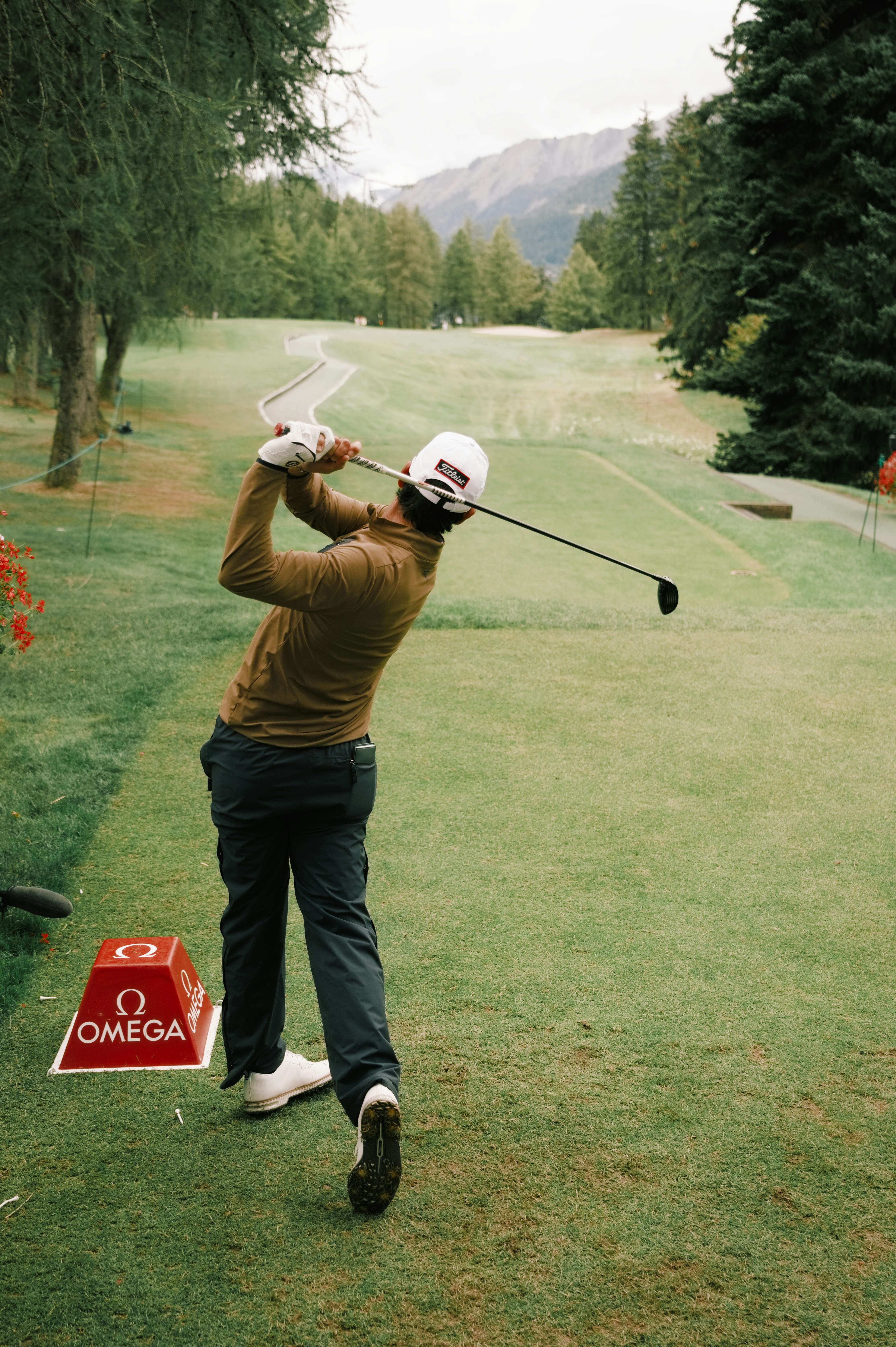 Eisenschlag mit Divot nach dem Ball – Low Point im Golfschwung für sauberen Ballkontakt