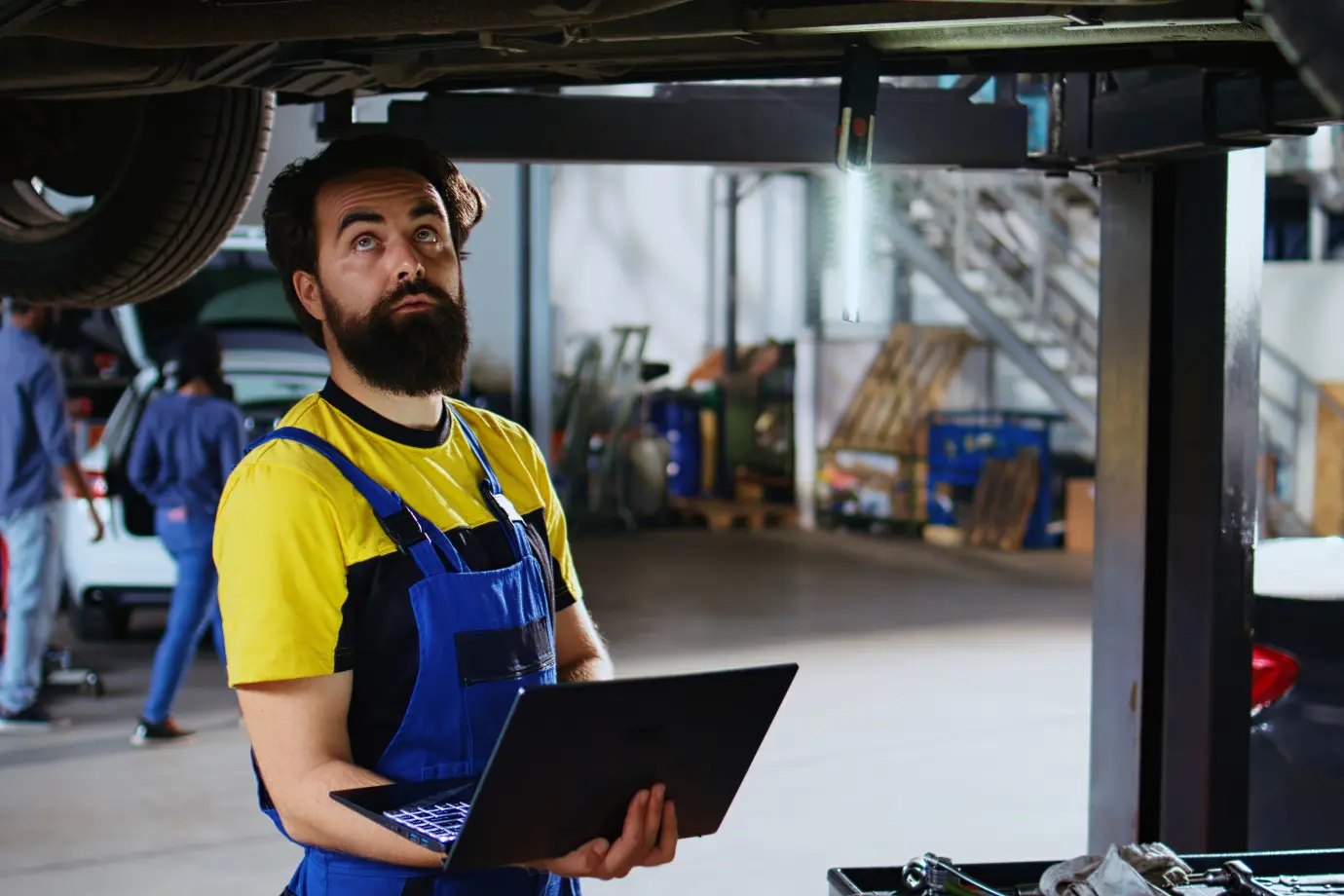 Technician using the digital manual to improve service turnaround