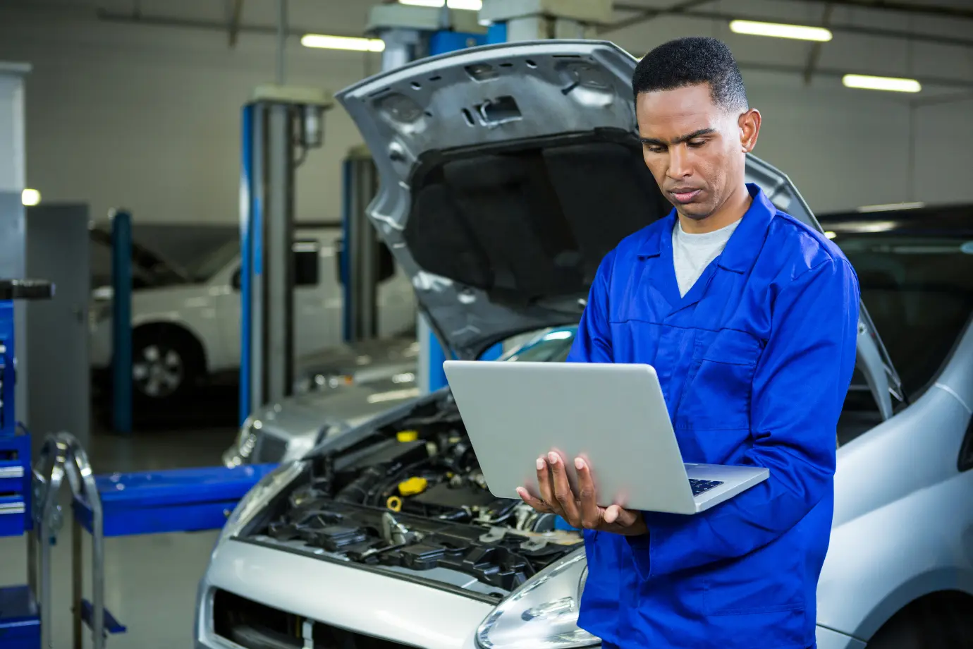 Mechanic using Intelli Desk to report a field issue