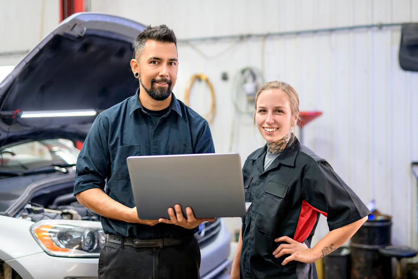 Car service team using AI tools to make warranty claims.