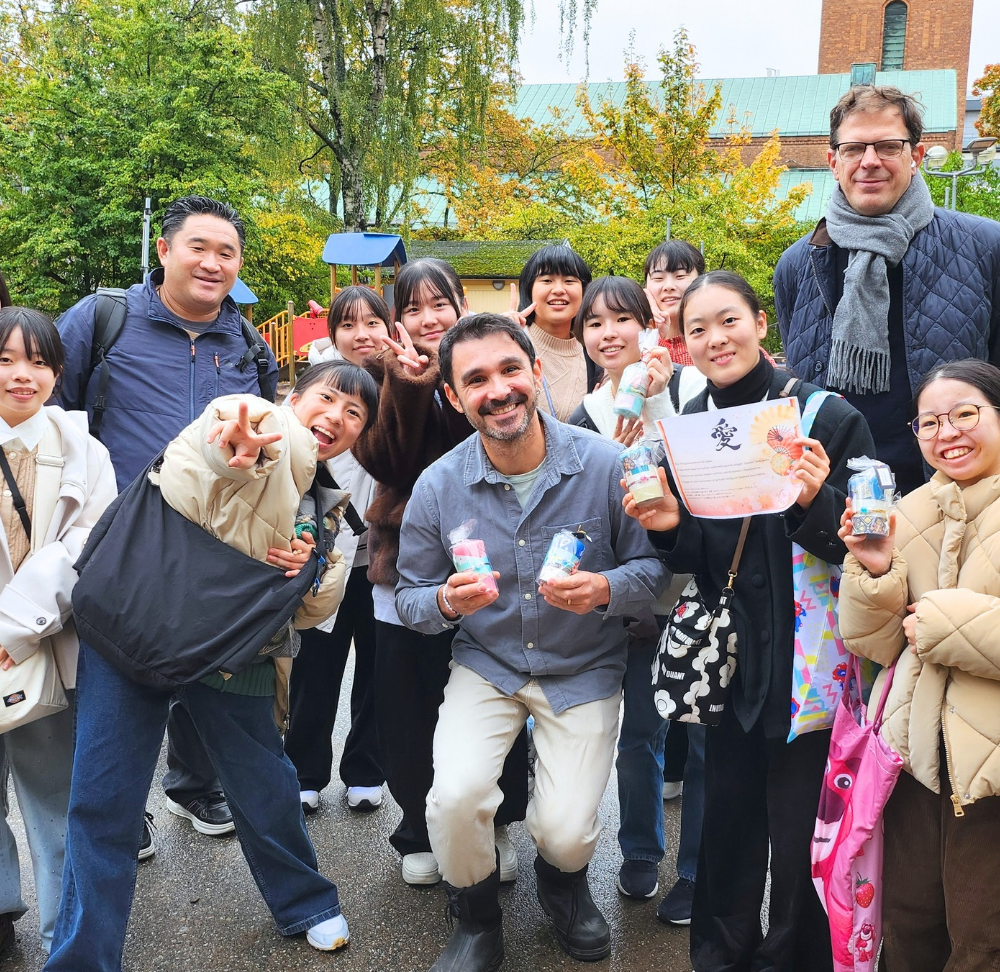 スウェーデン現地福祉プログラムに参加した日本の学生とエーミルとプリスクールの先生の集合写真