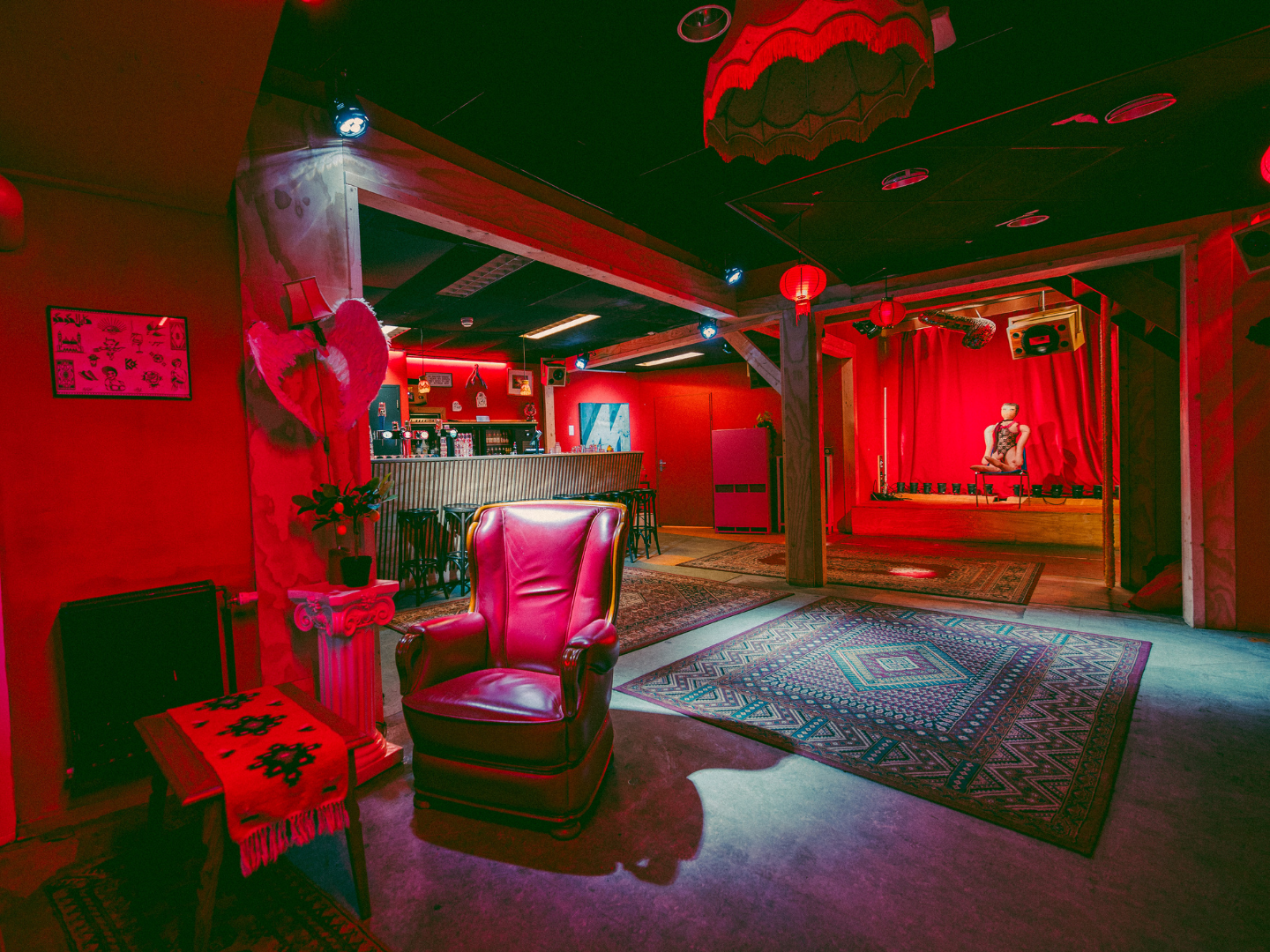 een foto van Teatro waar je de bar en de dansruimte ziet