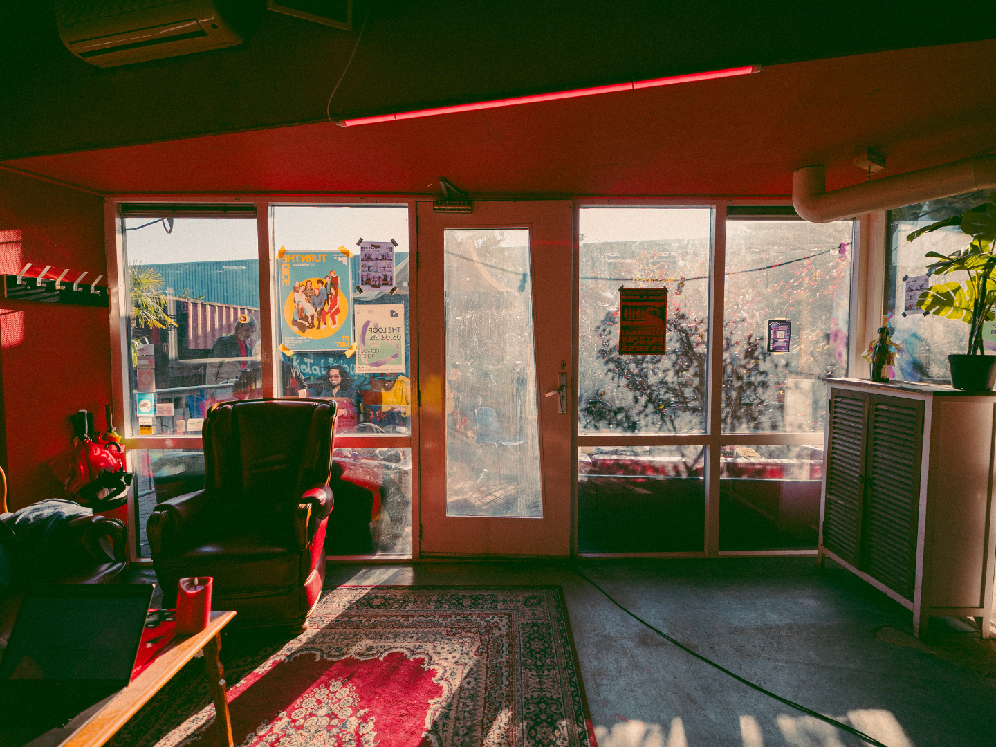 De entree van Teatro met lichtinval