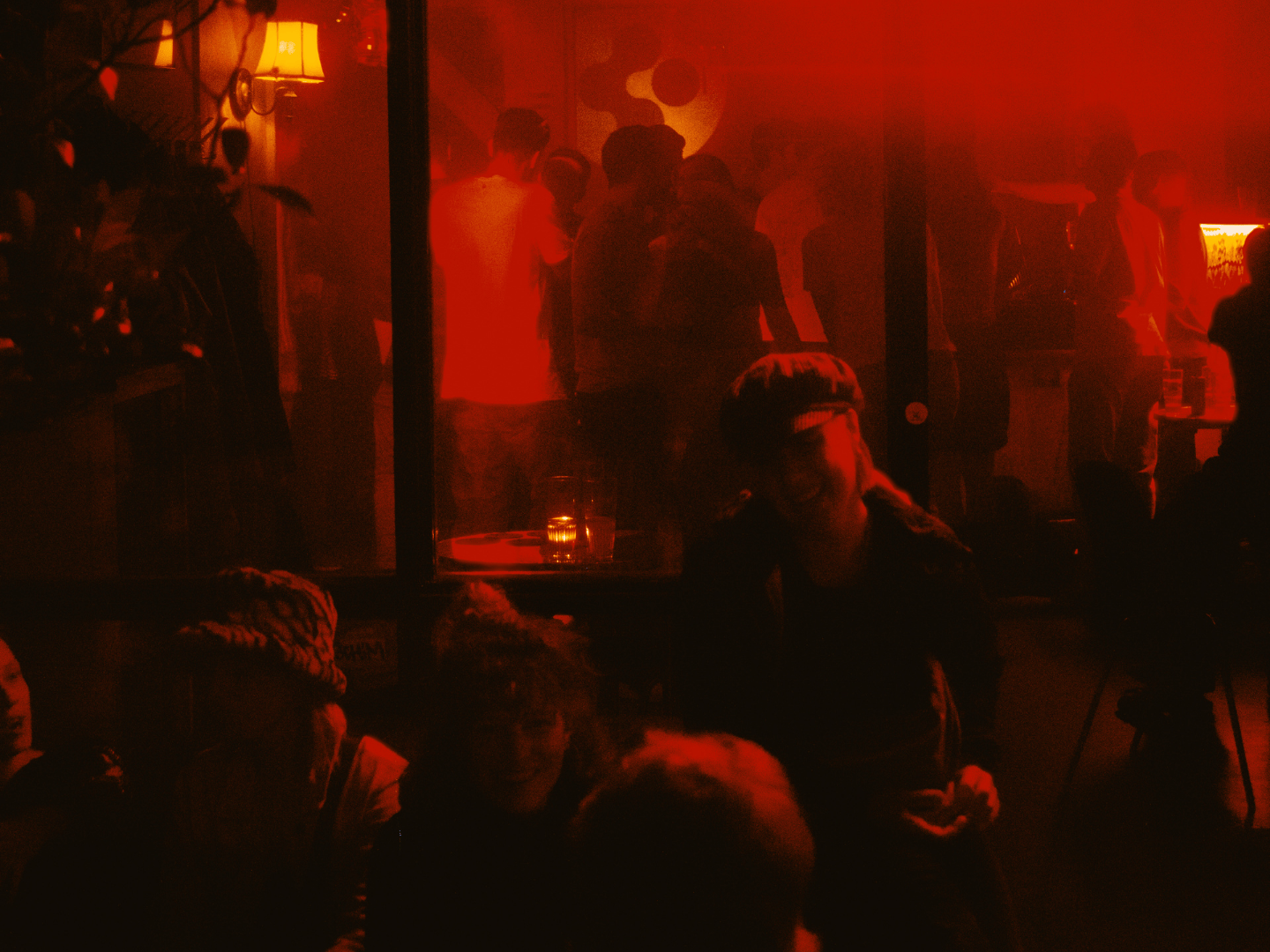 Het terras van Teatro in de avond met de ruimte erachter