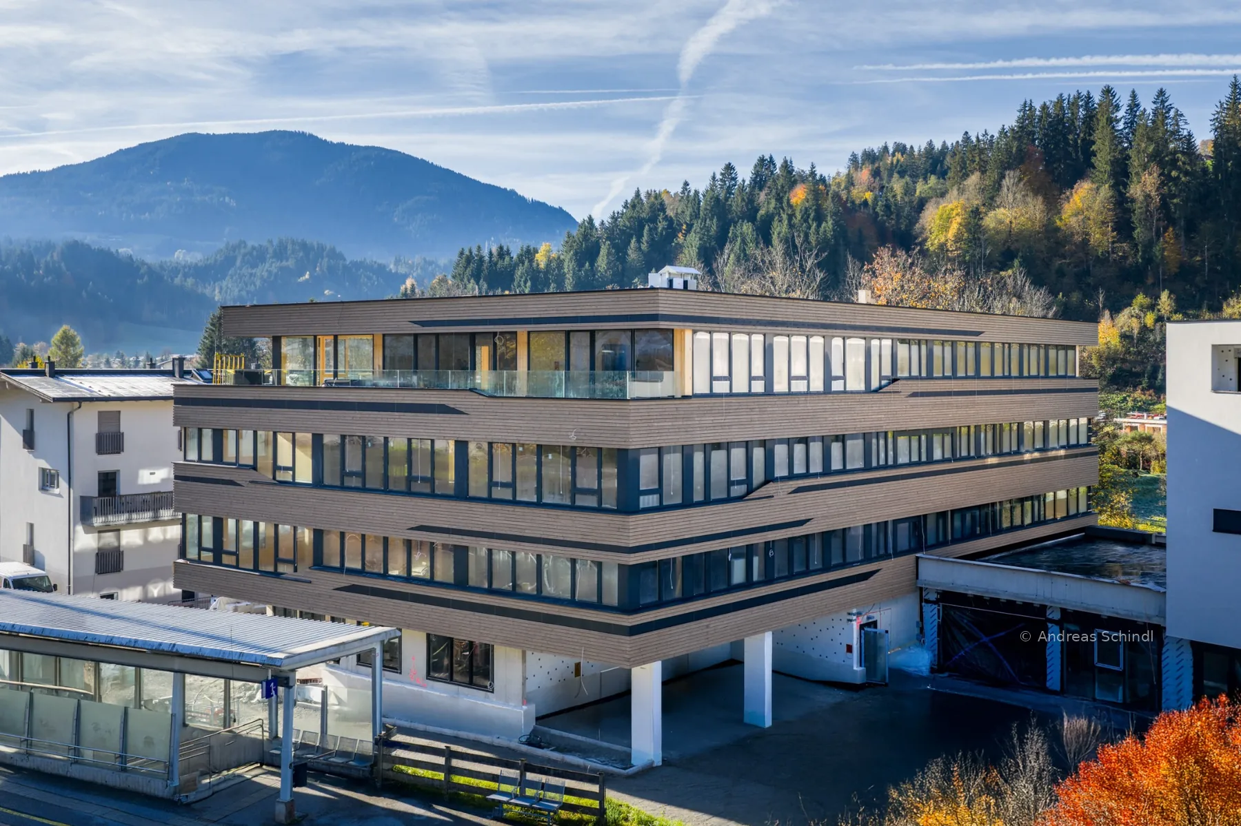 Headquater der Pletzer Gruppe in Hopfgarten mit Fenstern von Freisinger Fenster in Tirol