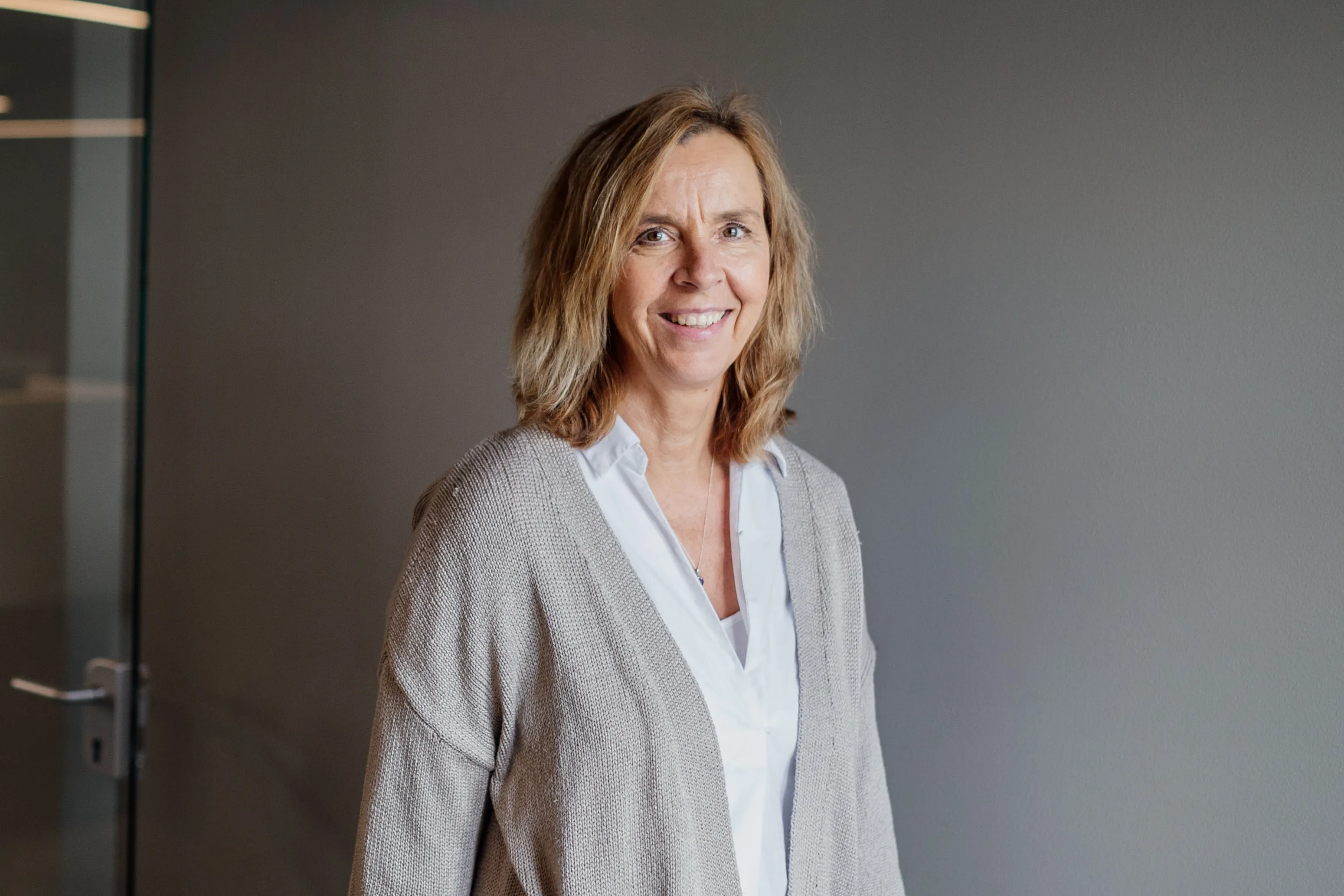 Kvinnelig medarbeider som smiler til kameraet