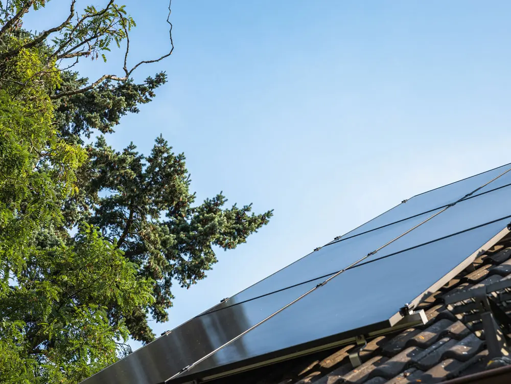 Fertig installierte Enpal Solaranlage auf einem dunklen Hausdach.