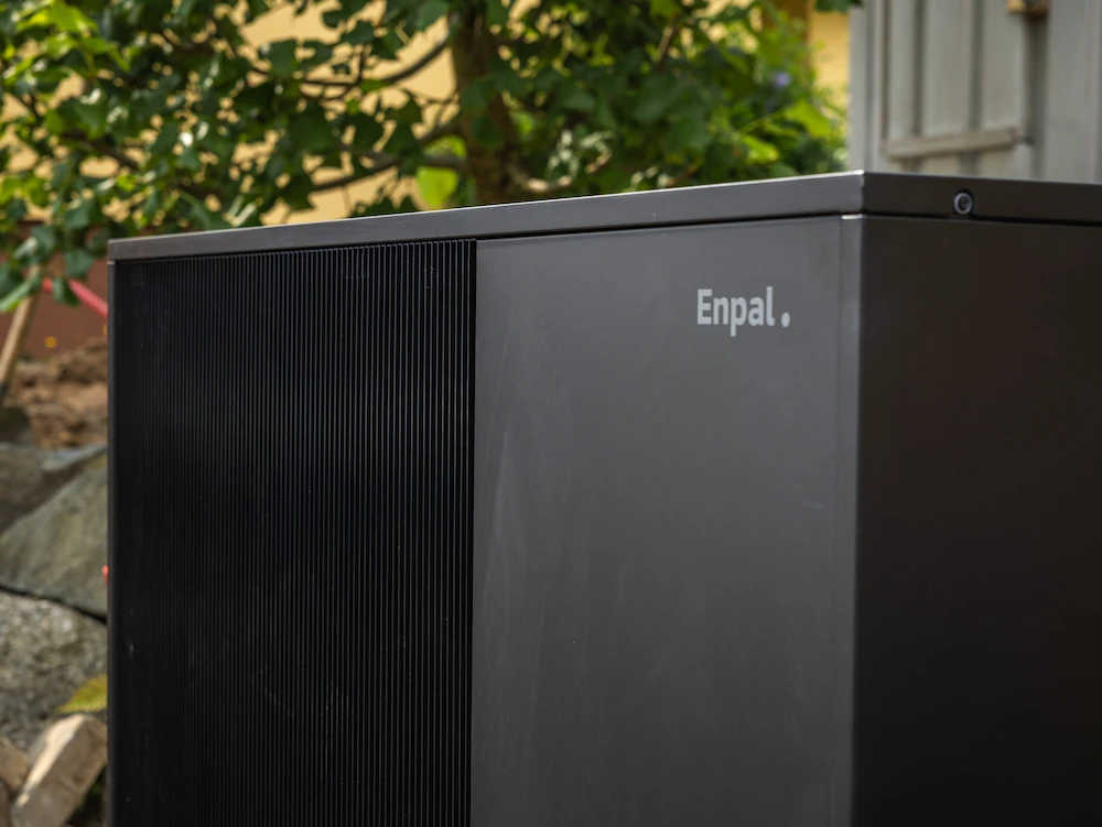 Enpal Wärmepumpe in der Seitenansicht