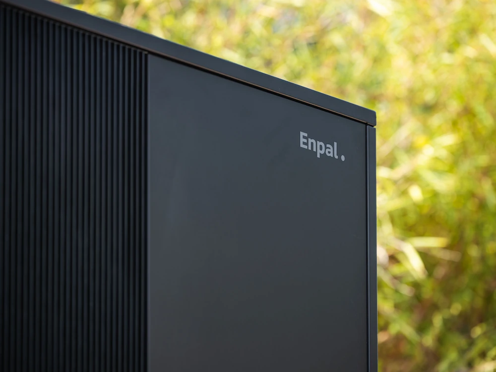Enpal Wärmepumpe von der Seite