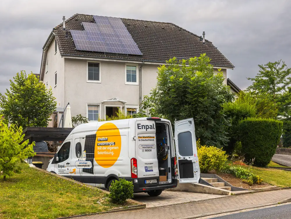 Enpal-Van vor einem Haus mit Solaranlage