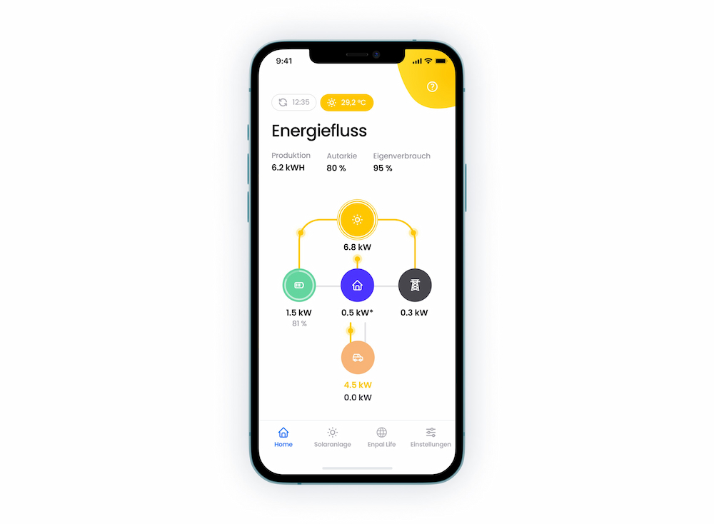 Handy mit Enpal App auf dem Bildschirm