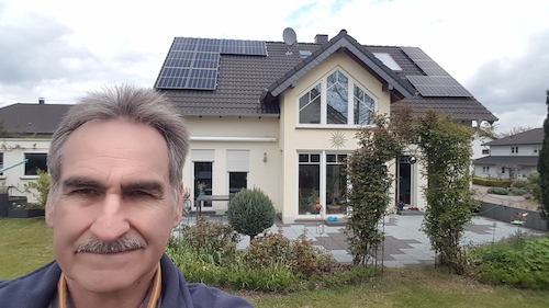 Enpal Kunde Udo Sahm vor seinem Haus mit Enpal PV-Anlage