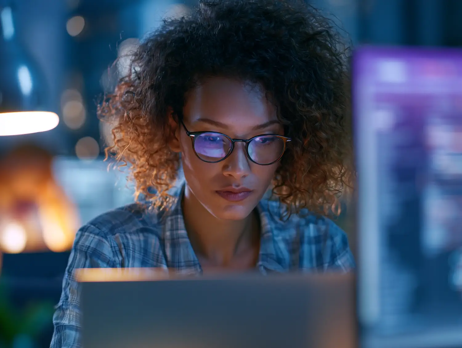 AI in practice transforms processes, data analysis, and automation. An overview of opportunities, challenges, and current developments.