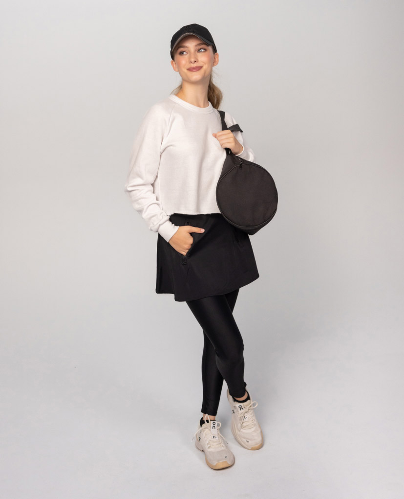 woman wearing anevis skirt 