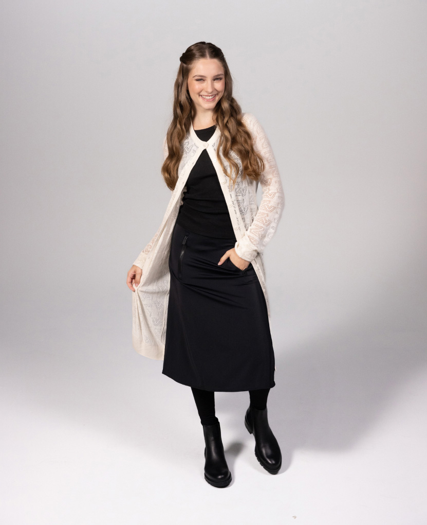 woman wearing anevis skirt 