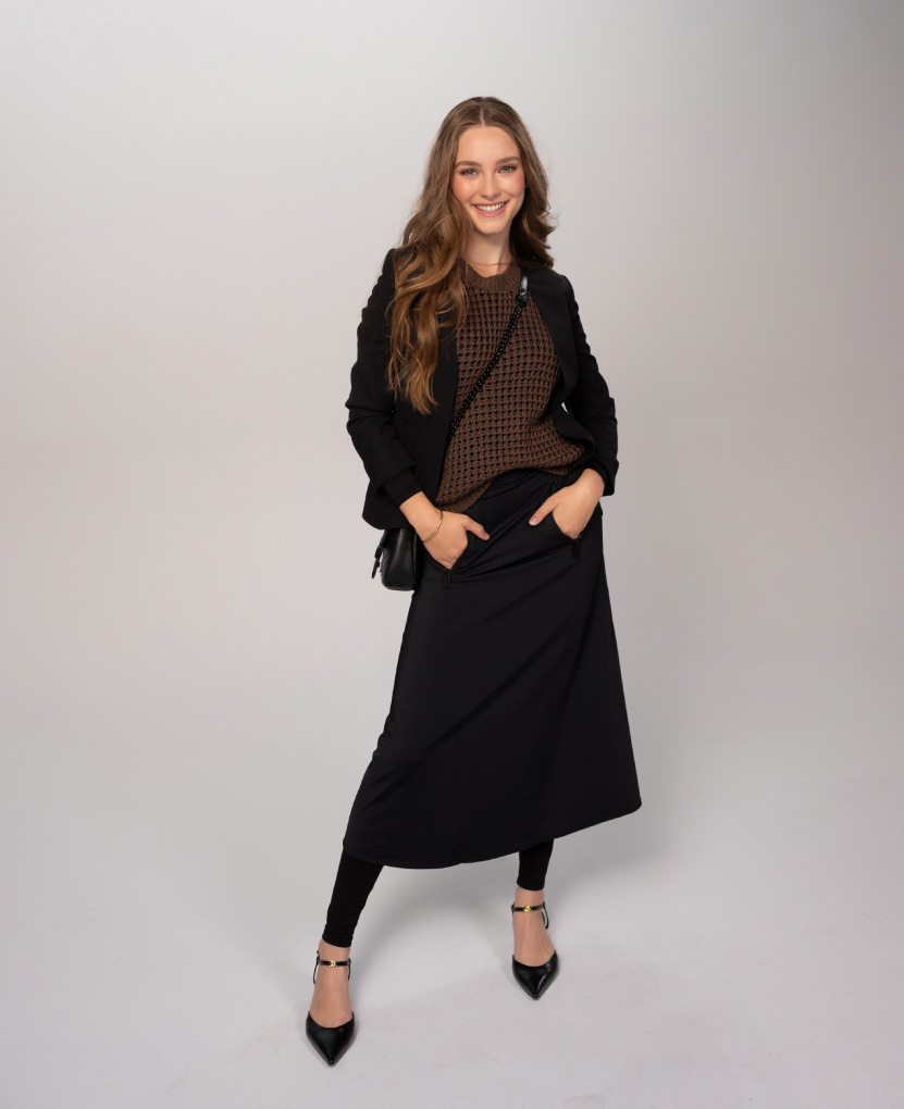 woman wearing anevis skirt 