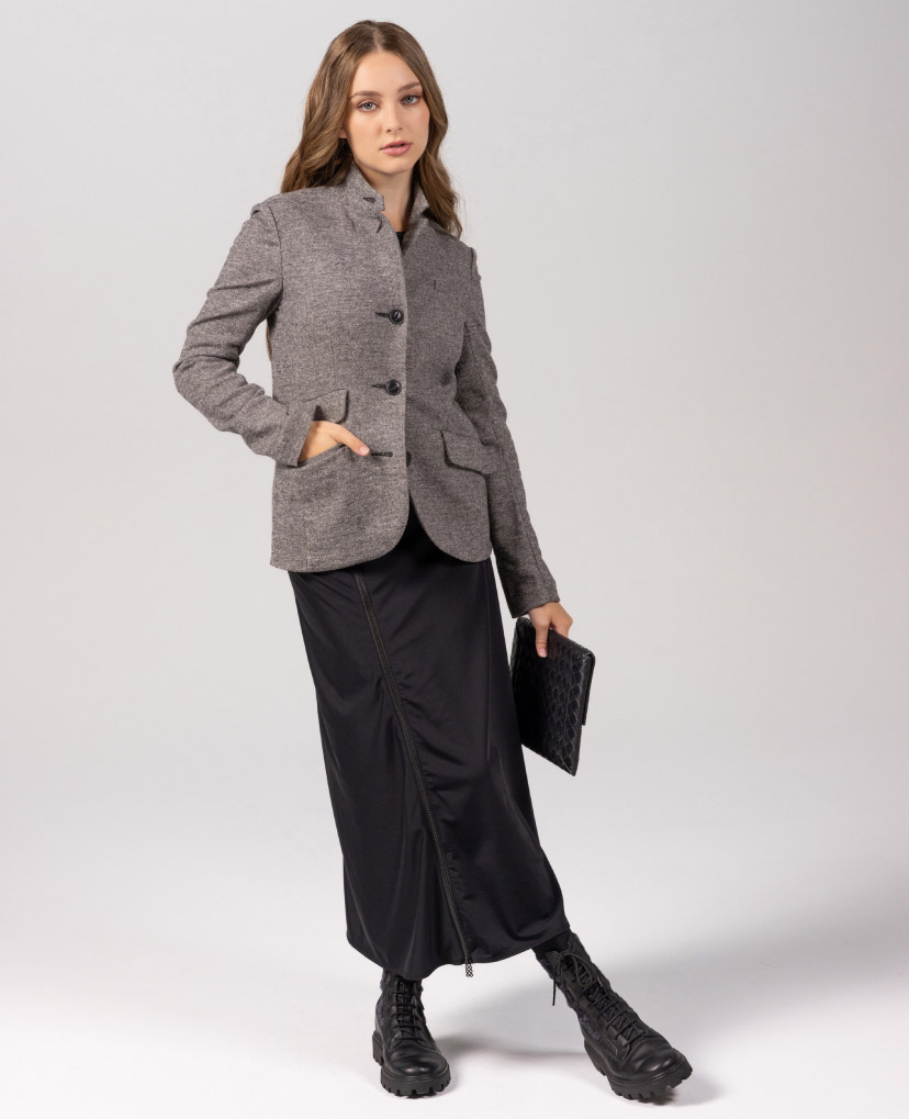 woman wearing anevis skirt 