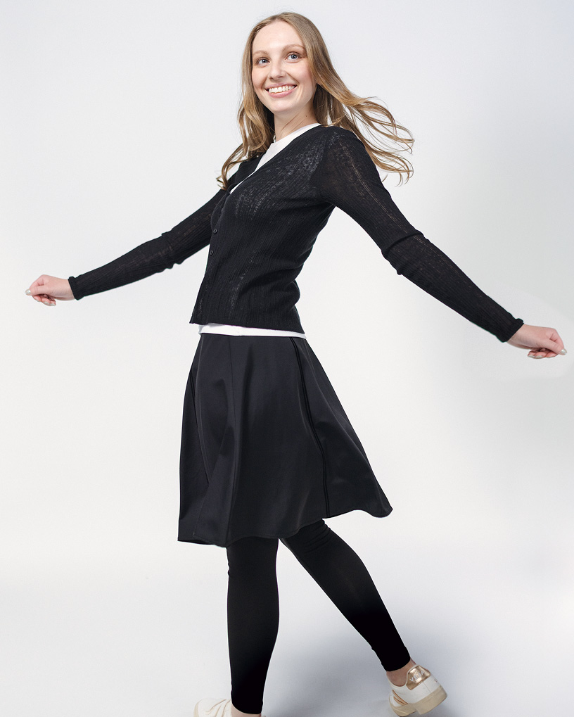 woman wearing anevis skirt 