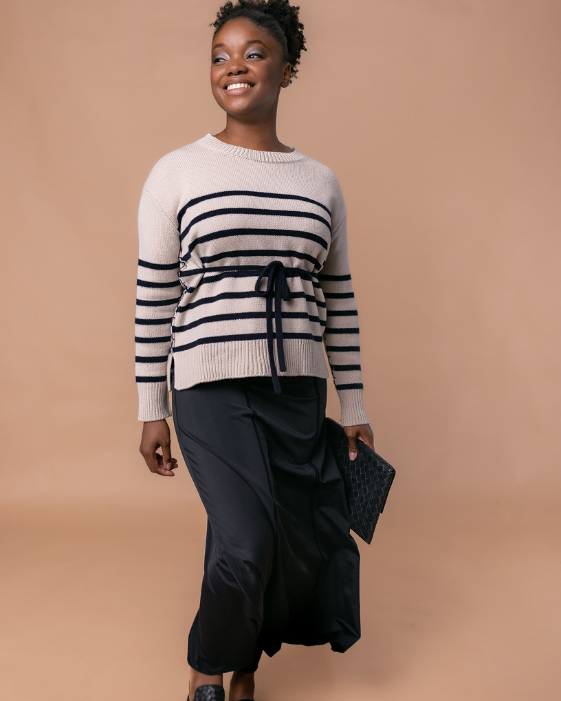 woman wearing anevis skirt 