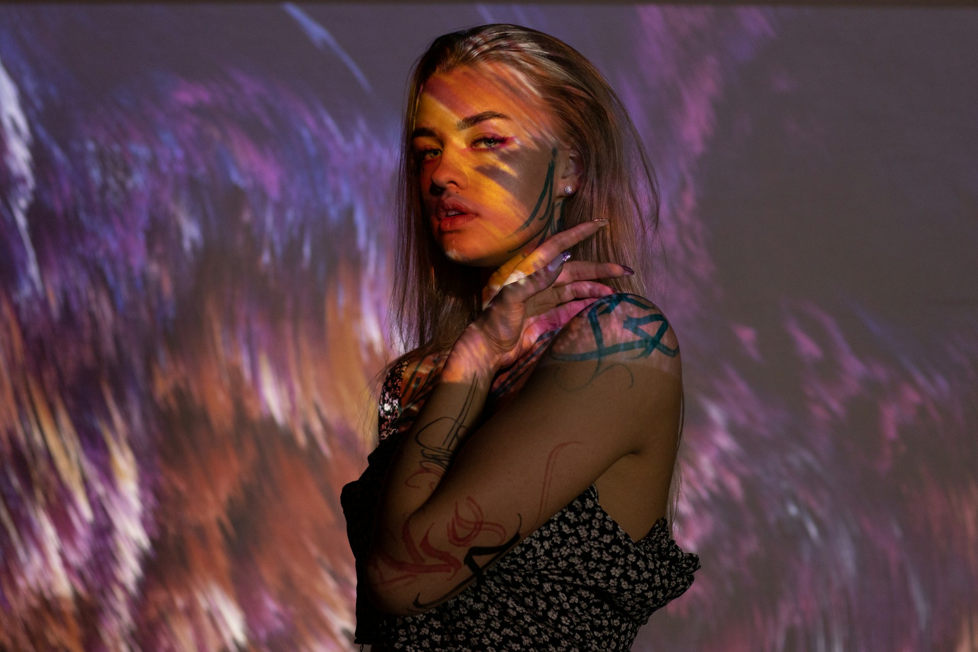 Attraktive Frau mit Körperfarben