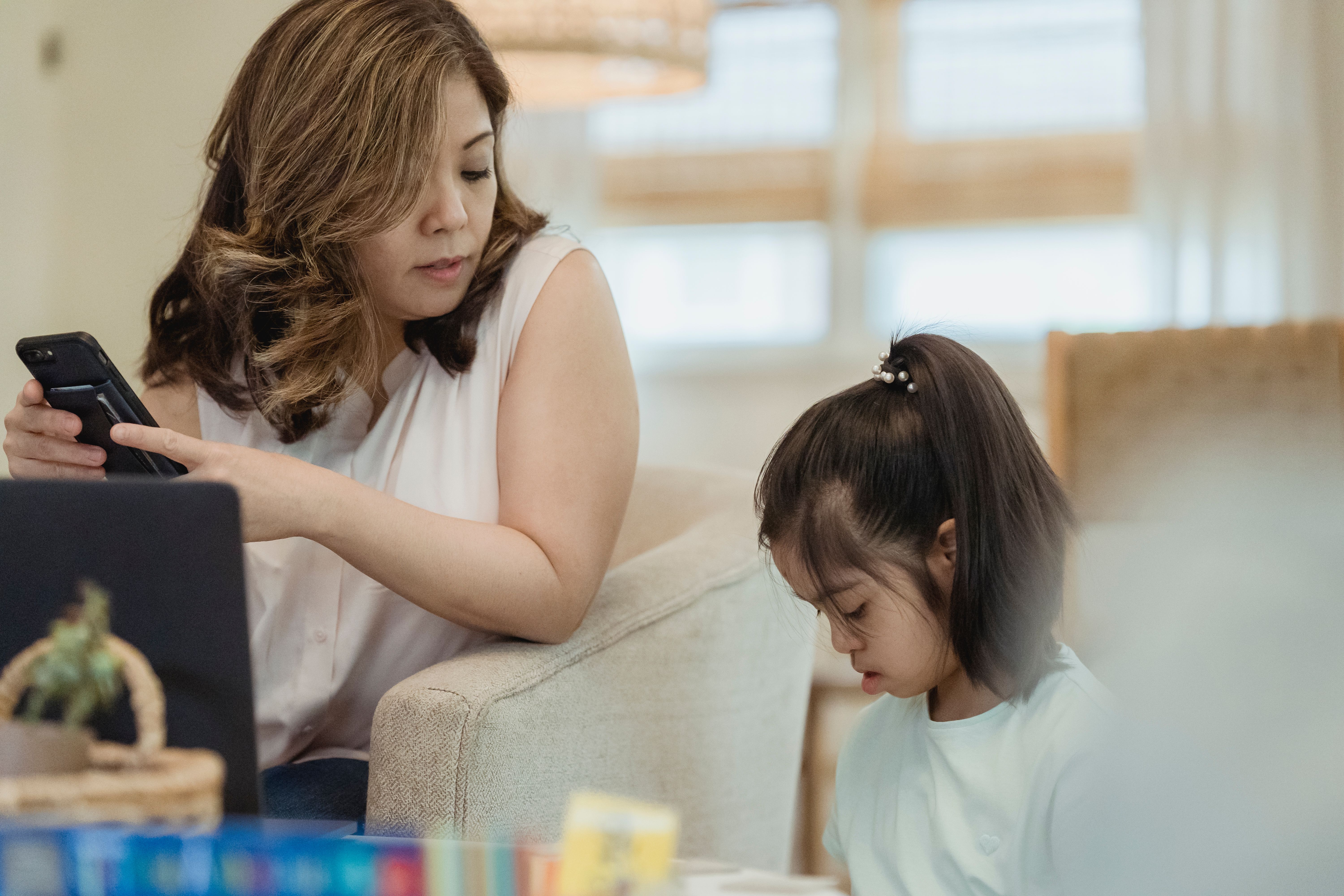 How to Tell Another Parent Your Child Has Lice