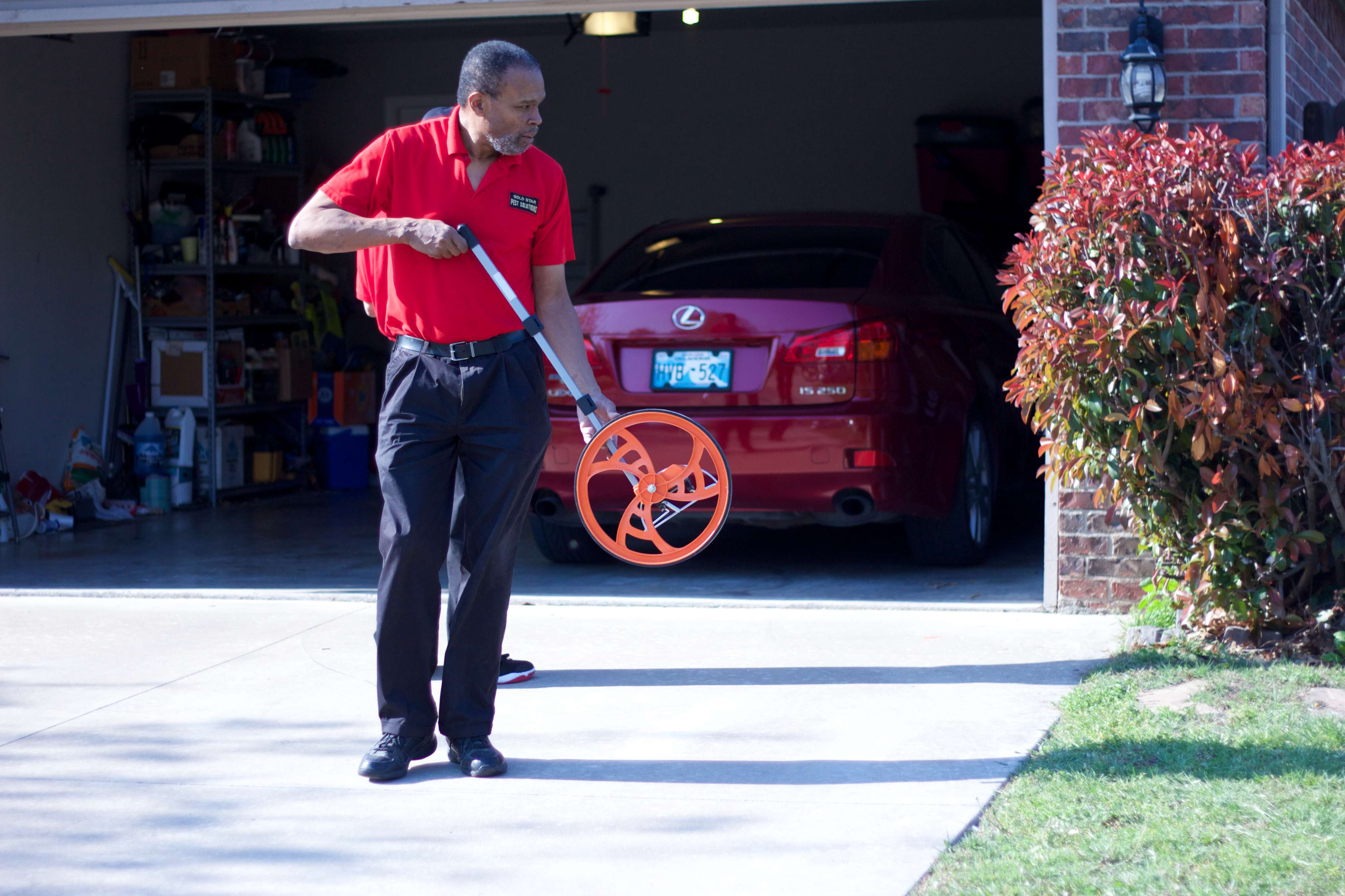 A picture of an exterminator holding a measuring device