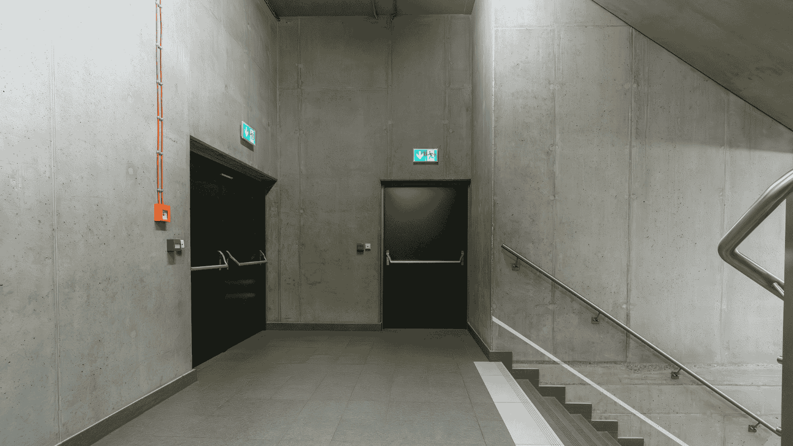 Porte Issue de Secours : Réglementation, les Normes et les Prix