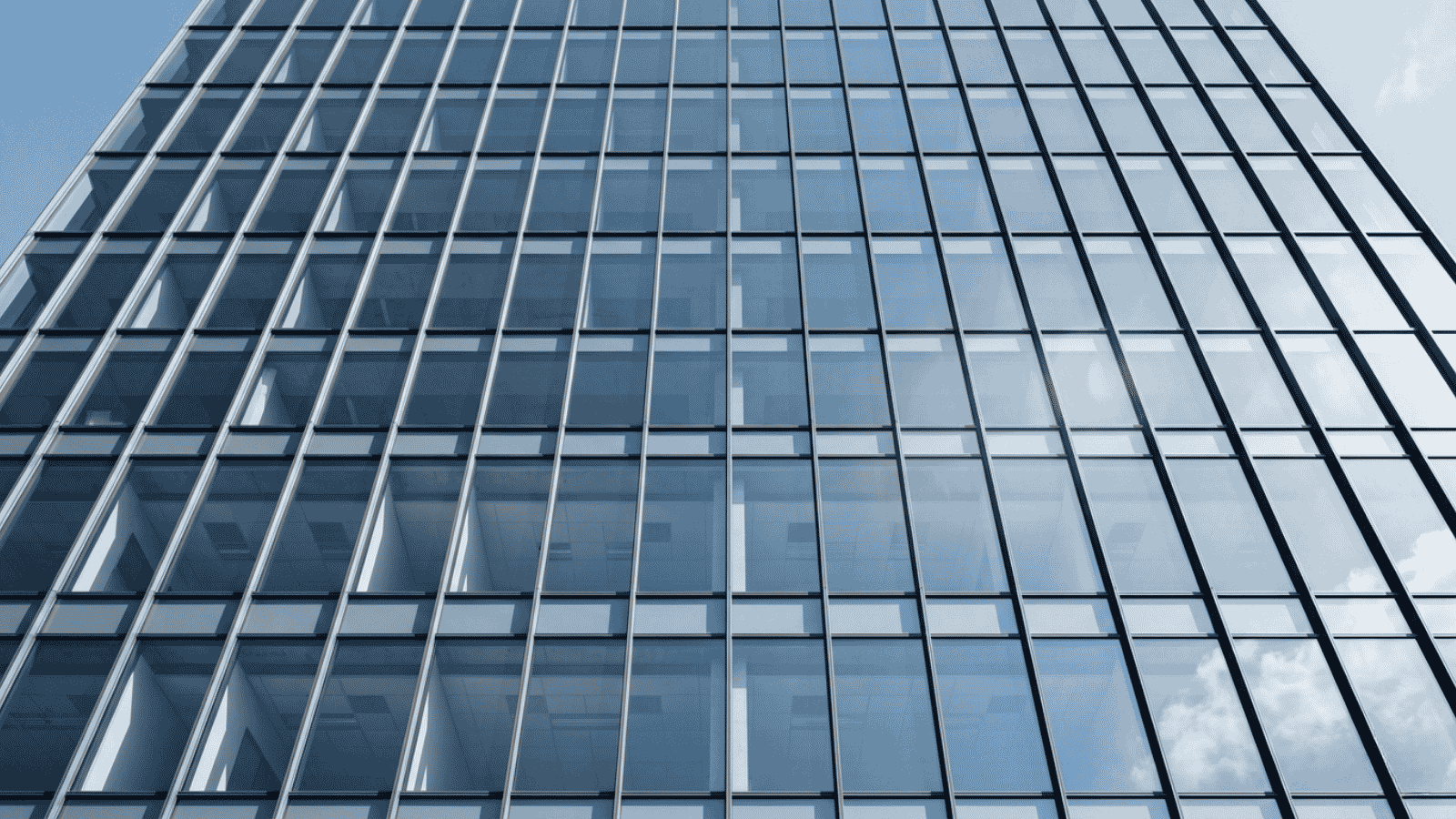 Vitrage de contrôle solaire en façade aluminium : comment choisir selon orientation, zone climatique et RE2020