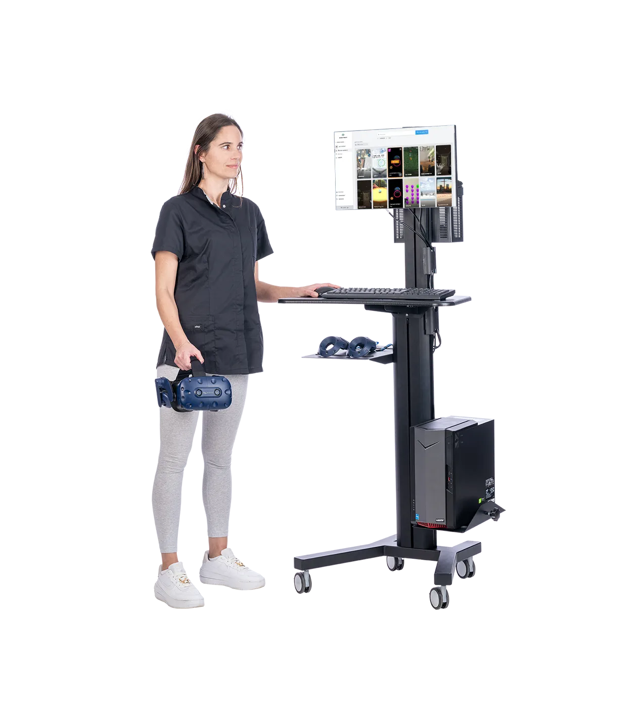 Une femme équipée du casque de réalité virtuelle Virtualis avec un élastique et une paire de tracker.