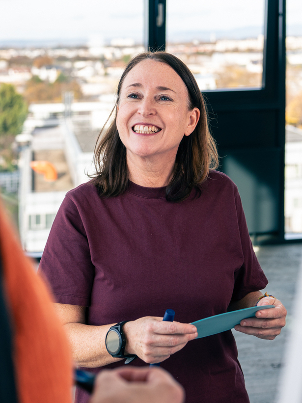 Simone, employee at Haufe Group, in a “Discover the Future” workshop – reflecting on her Future Skills with cards and a pen.