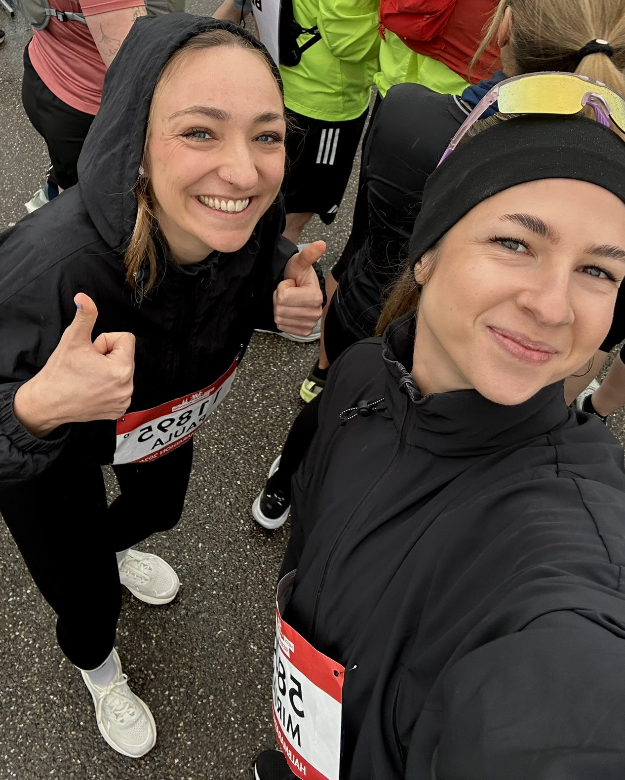 Miriam und eine Freundin tragen Sportsachen und lächeln in die Kamera.
