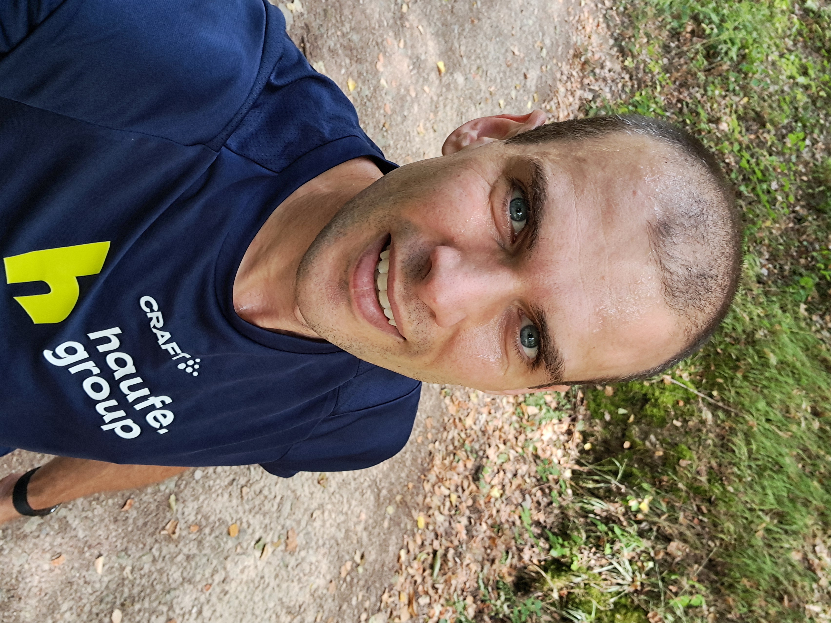 Ein Selfie zeigt Fabian beim Laufen im Haufe Group-Trikot.