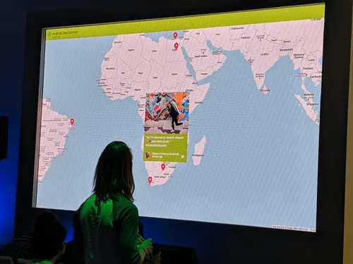 Social-Media-Wall-Anzeige des Google Android Summit mit Kartenlayout