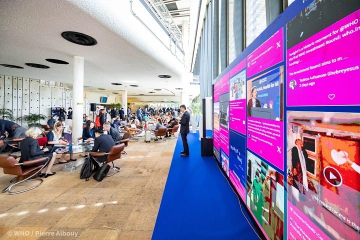 Digitale Social Wall auf einer WHO-Konferenz – veranschaulicht, was eine Social Wall in Echtzeit bei Events bedeutet.
