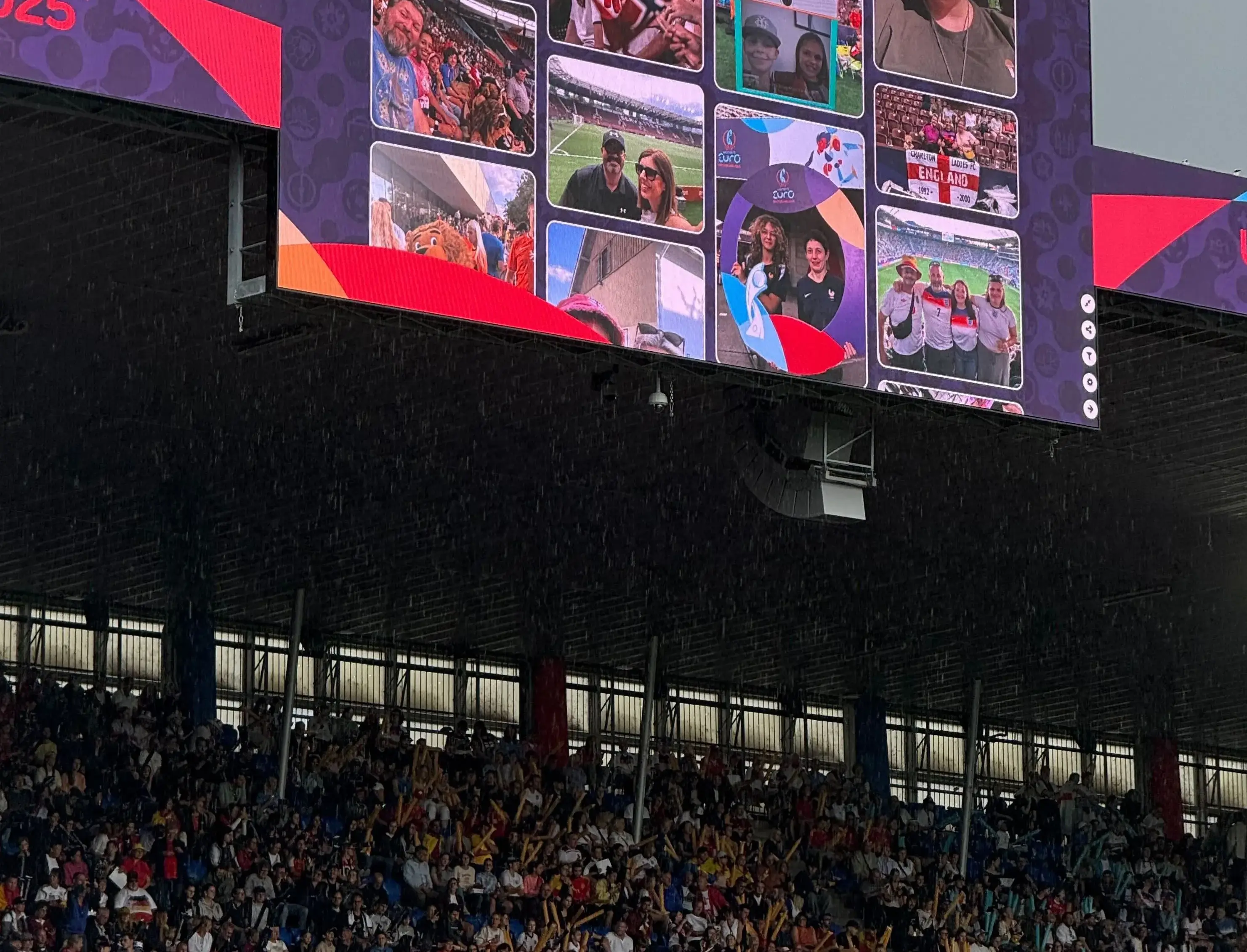 Großbildschirm im Stadion zeigt Fan-Fotos mit dem Hashtag #WEURO25Live – ein Beispiel dafür, was eine Social Wall bei Sportevents ist.