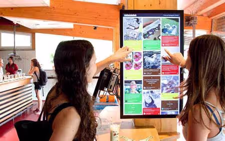 Soziale Medien auf Digital Signage im Zotter-Shop.