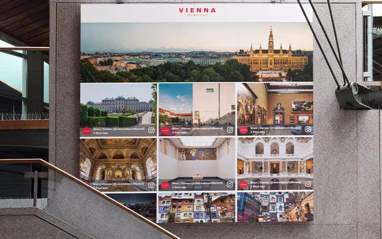 Dauerhafte Anzeige mit einer Social-Media-Wall mit Bildern aus Wien.