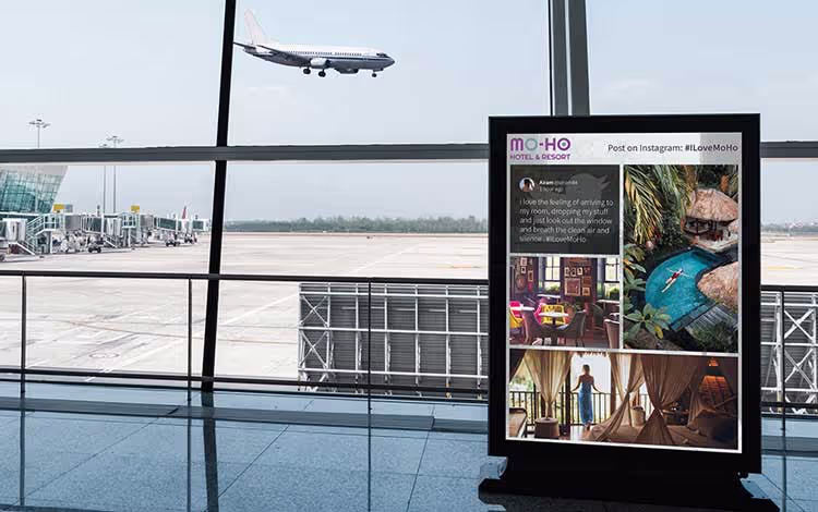 Dauerhafte Anzeige an einem Flughafen, die einen Social-Media-Feed zeigt.