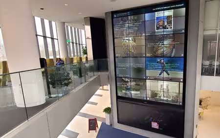 CWRU hat eine Social Wall in eine zweigeschossige Multi-Touch-Videowand auf dem Campus integriert. Die Social Wall ist zu einem festen Bestandteil des Universitätsmarketings geworden: Sie bietet Informationen und Unterhaltung und schafft ein Gemeinschaftsgefühl im zentralen Treffpunkt des Campus.