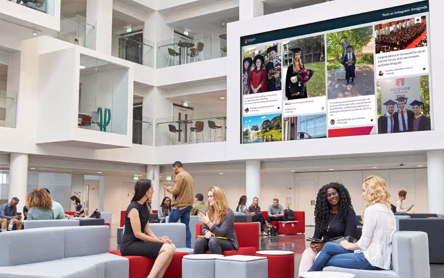 Dauerhafte Anzeige mit einer Social-Media-Wall auf einem Campus.