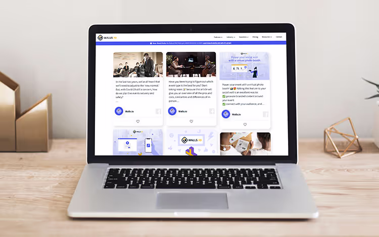 Laptop mit einem Facebook-Social-Wall-Widget