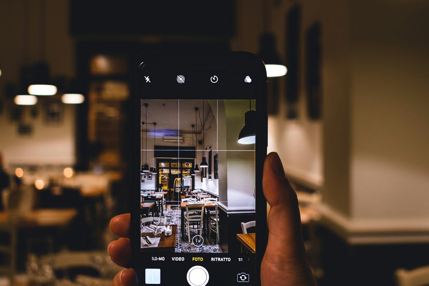 Person fotografiert mit dem Smartphone