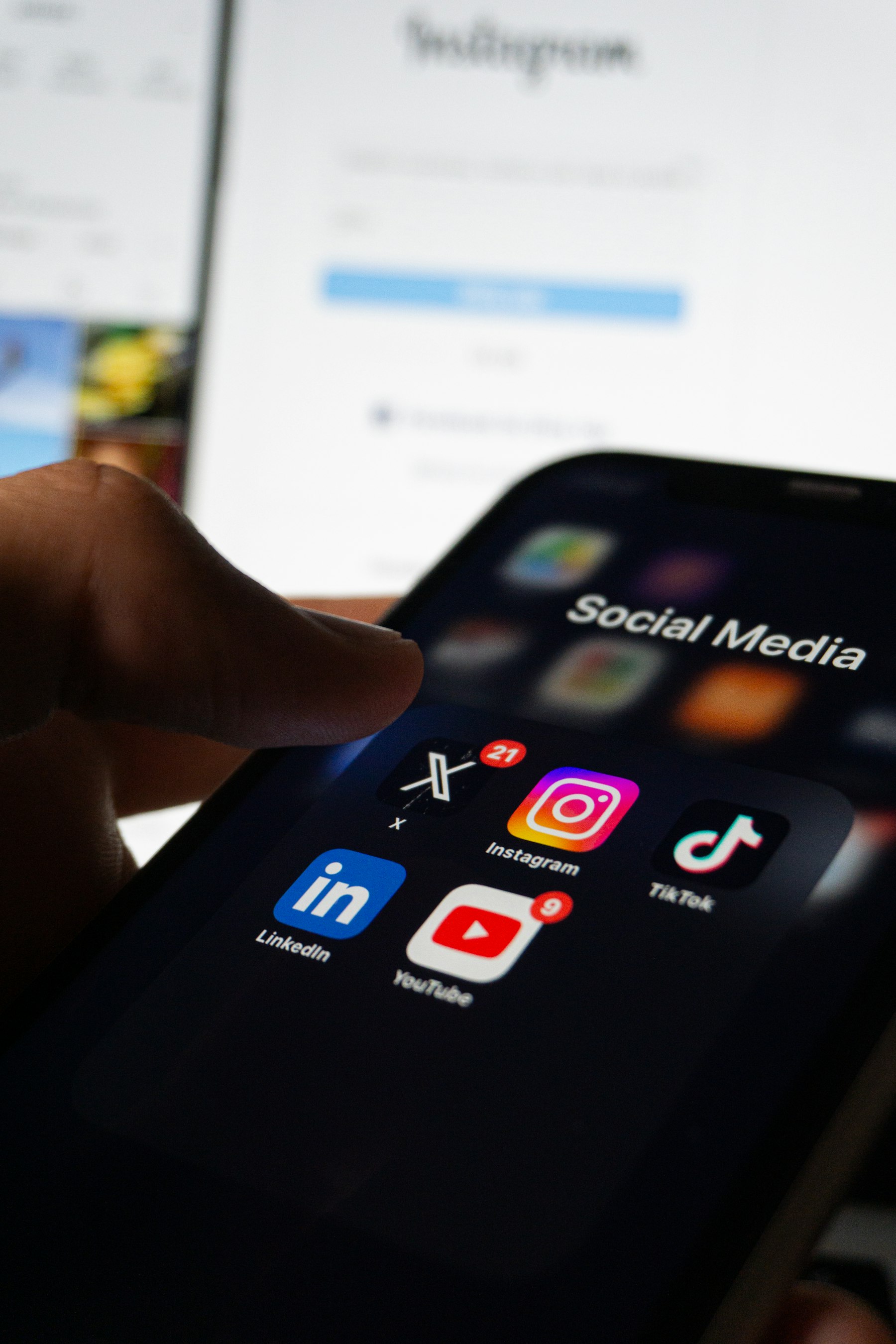 Person hält Smartphone mit Social-Media-App