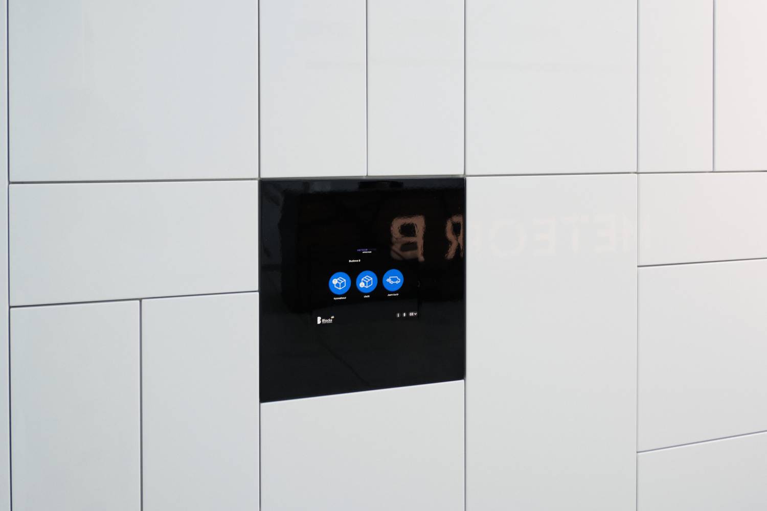 Smart retail lockers