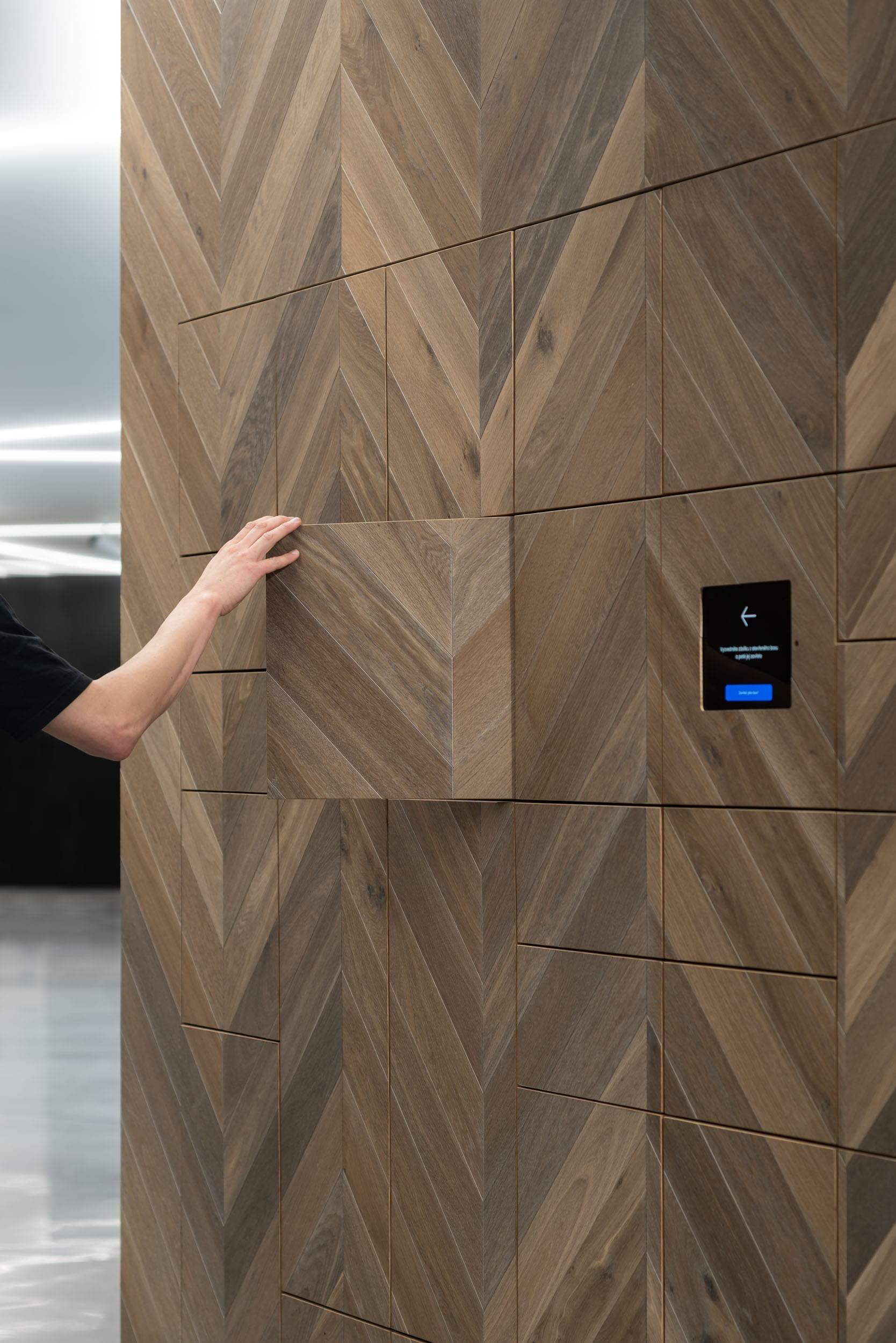 Smart workplace lockers