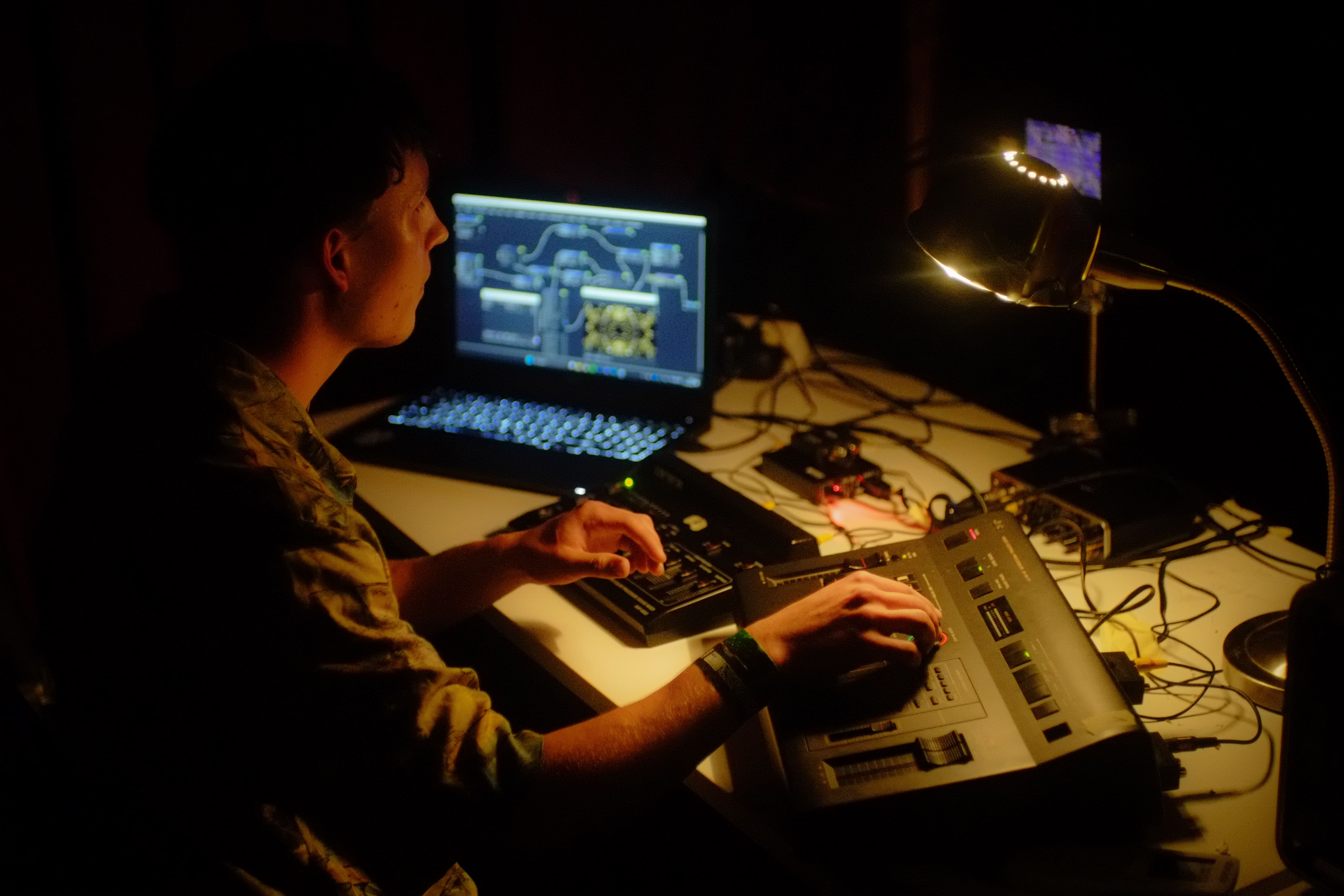 randwave making live visuals