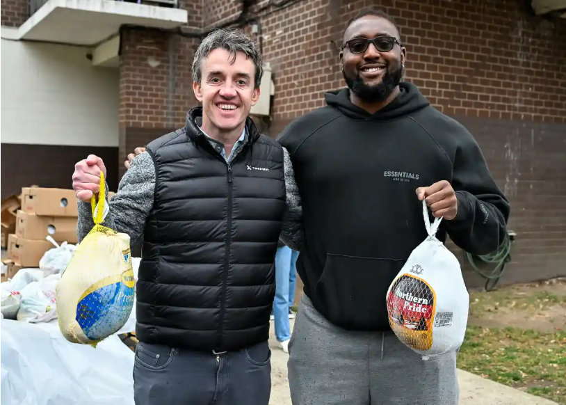 NY Giants’ Ezeudu helps Tredway, City Harvest distribute turkeys in Coney Island