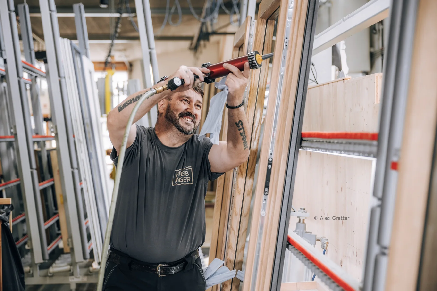 Der letzte Schritt vor dem Verpacken: Silikonieren der Fenster bei Freisinger