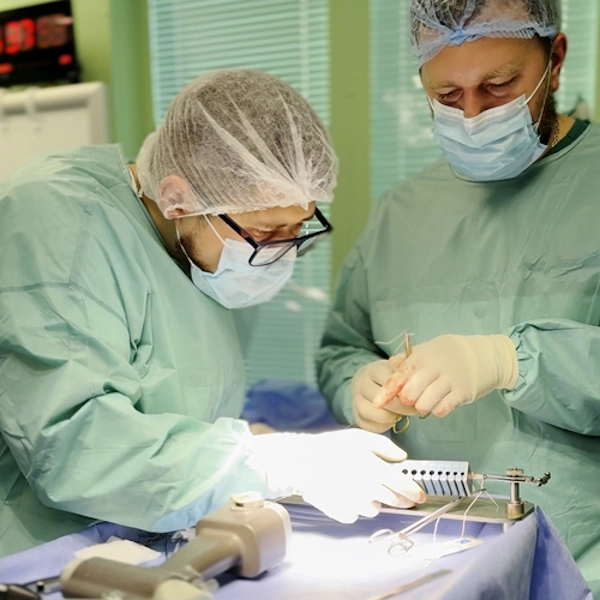 Ортопед-травматолог клініки Mashtaler Ortho&Trauma виконує оперативне втручання на колінному суглобі пацієнта при розриві передньої хрестоподібної зв’язки (ПХЗ).